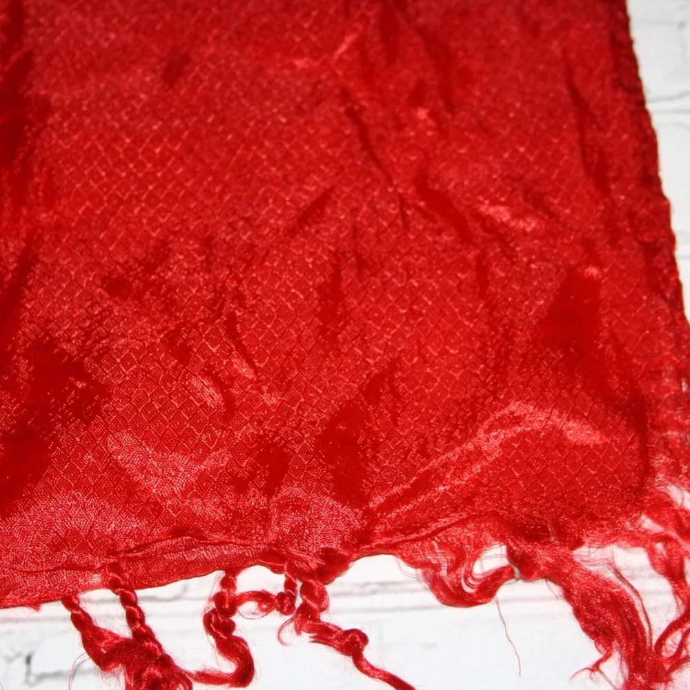 ❤️🧣 Vintage Red Square Scarf Wrap – 36